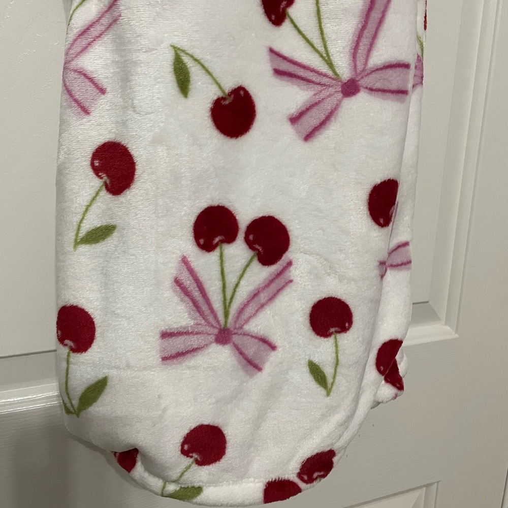 Plush cherry throw blanket - Picture 2 of 4